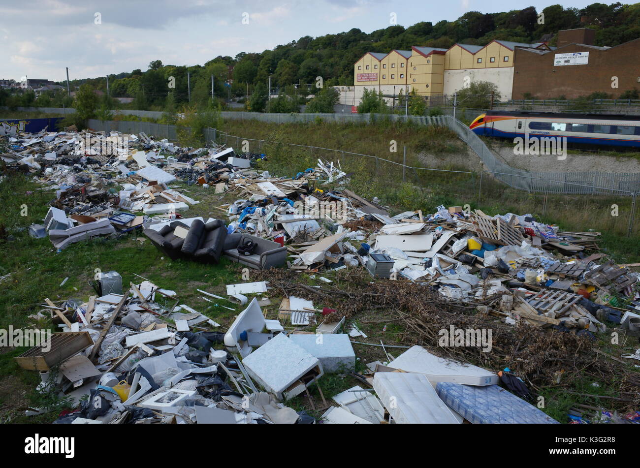 Luton, Bedfordshire Regno Unito. Il 2 settembre 2017. Inquinamento Ambientale, volare il ribaltamento su vasta scala nel cuore di Luton tra Pondwicks Road e Luton-Dunstable Blindosbarra. L'occhio mal è chiaramente visibile da Crawley Green Road Bridge a Luton. Prodotti chimici industriali e rifiuti domestici può causare il rischio di inquinamento ambientale in quanto il fiume Lea scorre sotto il suolo in prossimità di questo sito a Luton, Bedfordshire, Inghilterra, Regno Unito. Foto Stock Luton, Bedfordshire Regno Unito. Il 2 settembre 2017. Inquinamento Ambientale, volare il ribaltamento su vasta scala nel cuore di Luton tra Pondwicks Road e Luton-Dunstable Blindosbarra. L'occhio mal è chiaramente visibile da Crawley Green Road Bridge a Luton. Prodotti chimici industriali e rifiuti domestici può causare il rischio di inquinamento ambientale in quanto il fiume Lea scorre sotto il suolo in prossimità di questo sito a Luton, Bedfordshire, Inghilterra, Regno Unito. Foto Stock