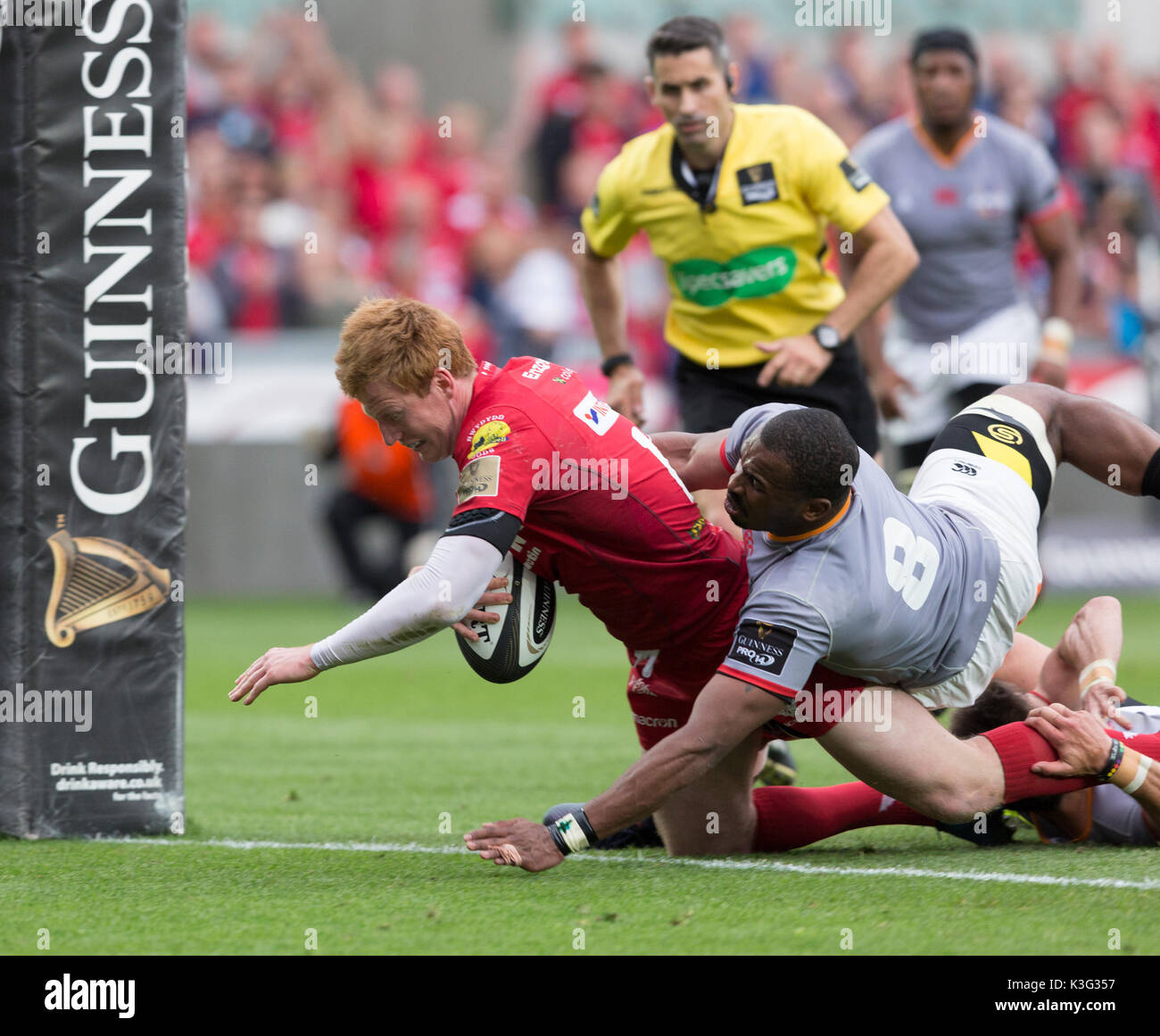 Rhys Patchell punteggi di provarlo per la Scarlets di rugby nel Pro14 presso il Parc y Scarlets Foto Stock