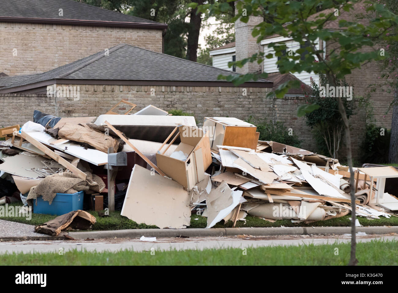 Houston, Texas, Stati Uniti d'America. 1 Sep, 2017. I proprietari hanno rimosso danneggiata da allagamenti, muretti a secco di tappeti e armadi dalle loro case durante la pulizia dalla tempesta tropicale Harvey's 50 più centimetri di pioggia in 48 ore nella foresta Lakewood suddivisione Credito: Maria Lysaker/ZUMA filo/Alamy Live News Foto Stock