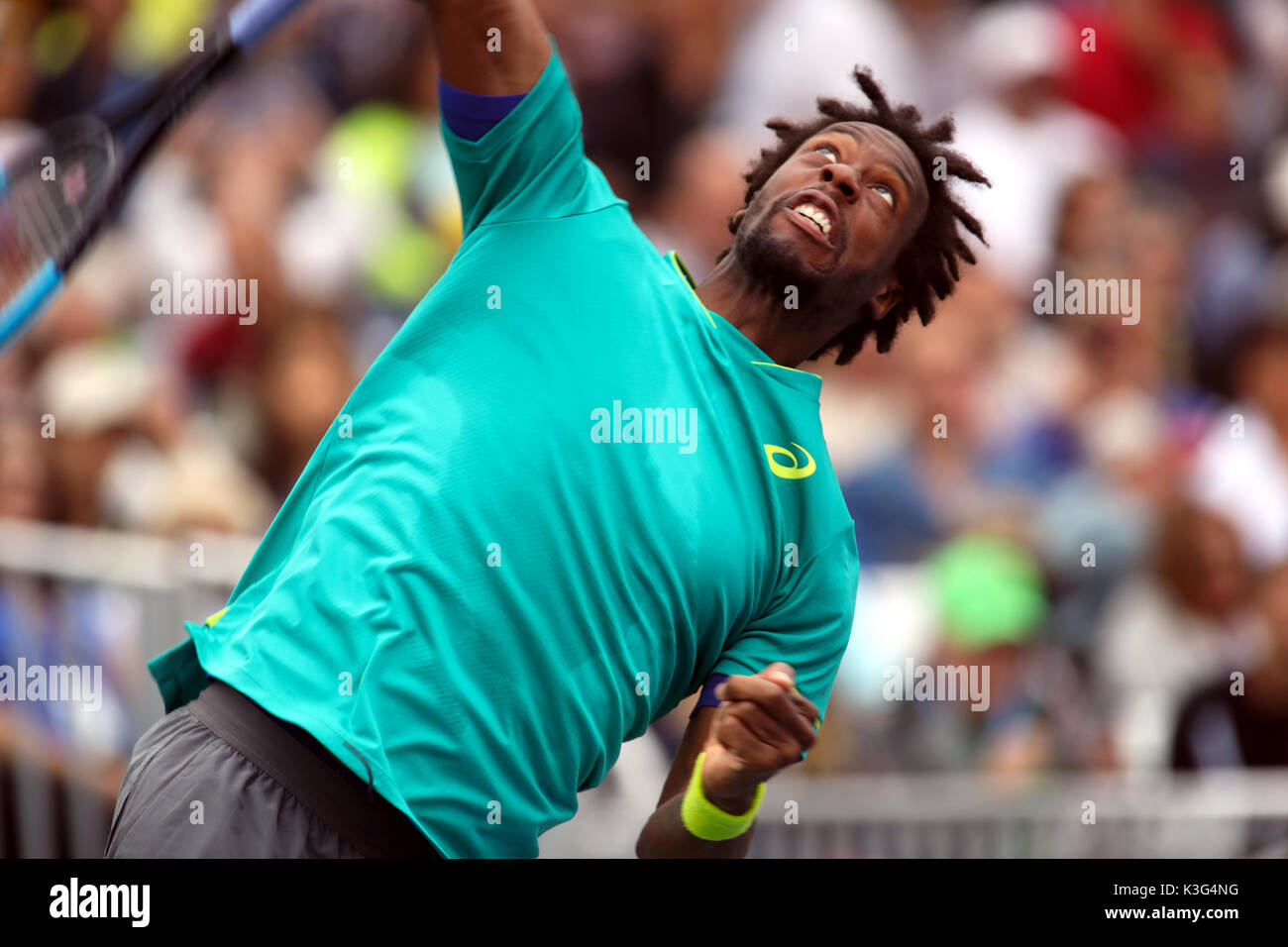 New York, Stati Uniti d'America. Il 2 settembre, 2017. Gael Monfils di Francia che serve durante il suo terzo round match contro David Goffin del Belgio a US Open a Flushing Meadows, New York. Monfils si è ritirato con un pregiudizio nel secondo set. Credito: Adam Stoltman/Alamy Live News Foto Stock