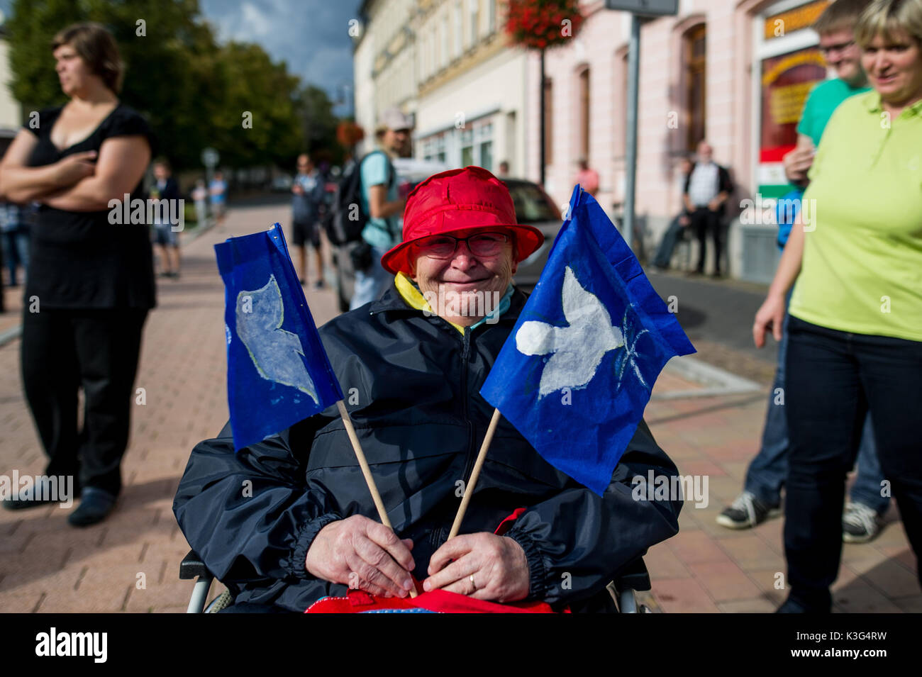 Wurzen, Germania. 02Sep, 2017. Un anziano è guardare la dimostrazione. Circa 400 persone dell'Antifa-Alliance 'somewhere in Germania' dimostrata contro i neo-nazi strutture nella regione durante il 'day di Sassonia". Credito: SOPA Immagini limitata/Alamy Live News Foto Stock