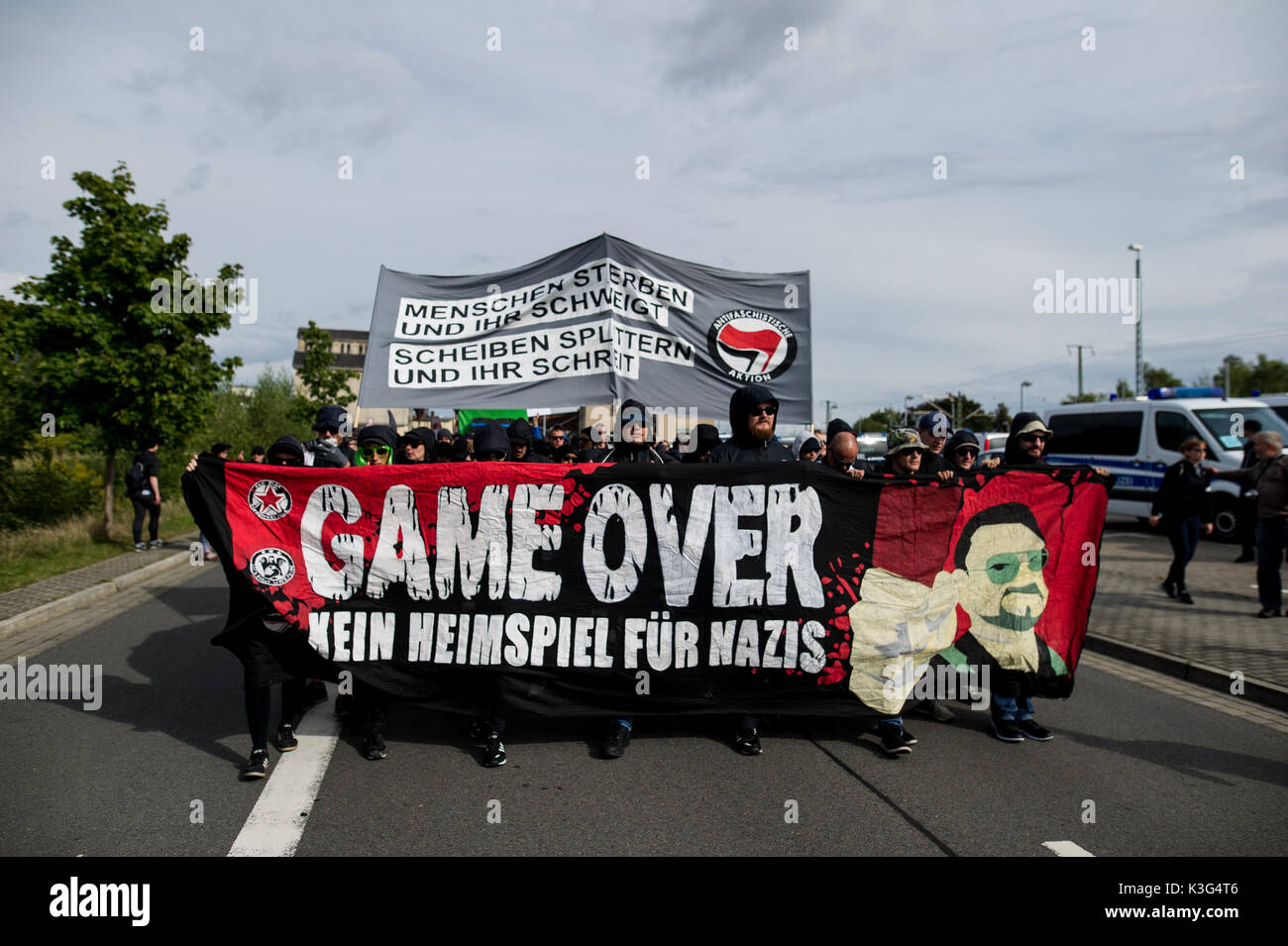 Wurzen, Germania. 02Sep, 2017. Il banner si vede nella parte anteriore della dimostrazione. Circa 400 persone dell'Antifa-Alliance 'somewhere in Germania' dimostrata contro i neo-nazi strutture nella regione durante il 'day di Sassonia". Credito: SOPA Immagini limitata/Alamy Live News Foto Stock