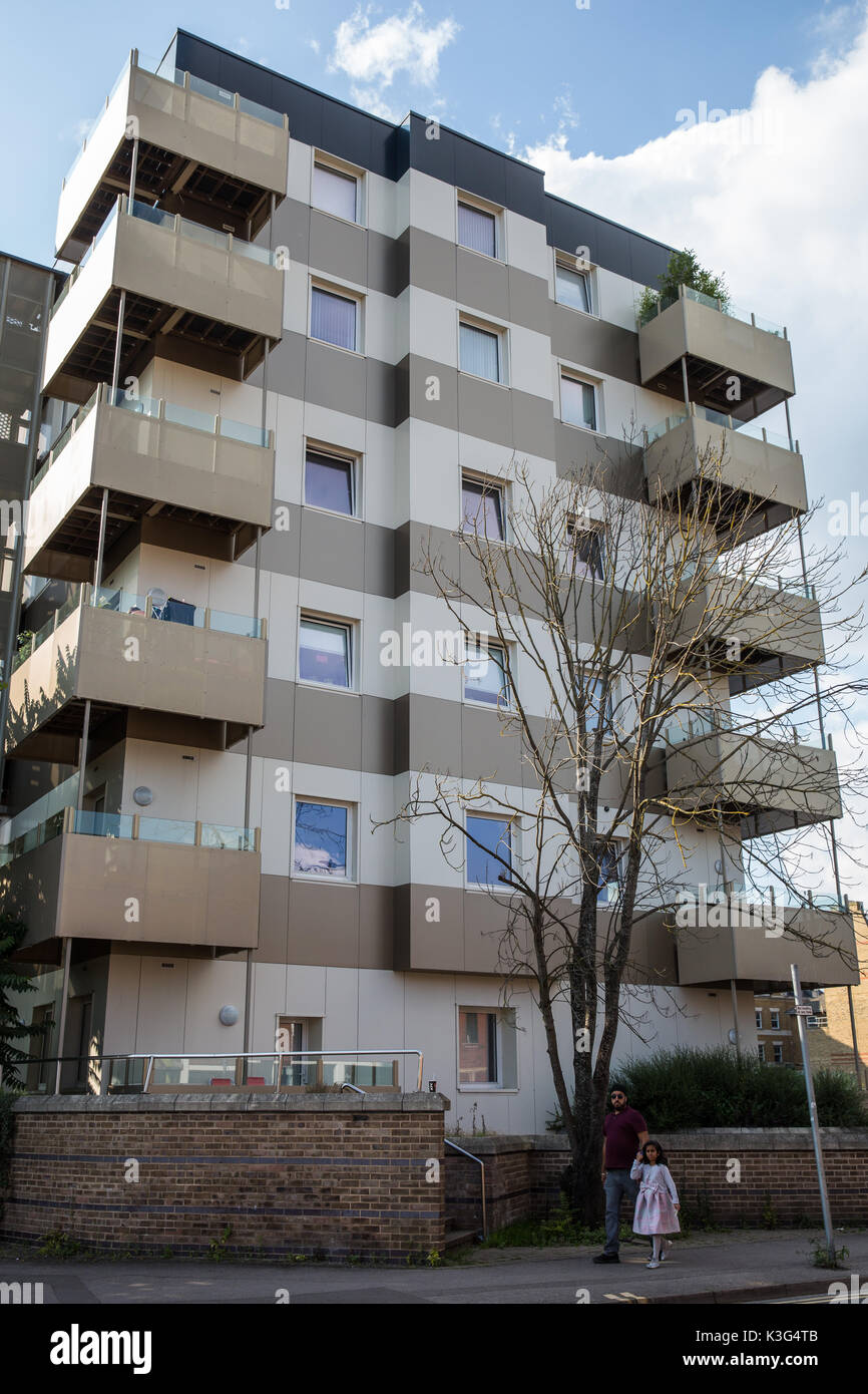 Slough, Regno Unito. Il 2 settembre, 2017. Rivestimento in Casa Nova, un privato a 7 piani a torre, che non è riuscito a prelievi di campioni di test di sicurezza effettuati nel giugno seguente la torre Grenfell fuoco sarà sostituito secondo un annuncio fatto a nome della massa freeholder affitto 5 Estates Ltd dal regista Darren Pither. Credito: Mark Kerrison/Alamy Live News Foto Stock