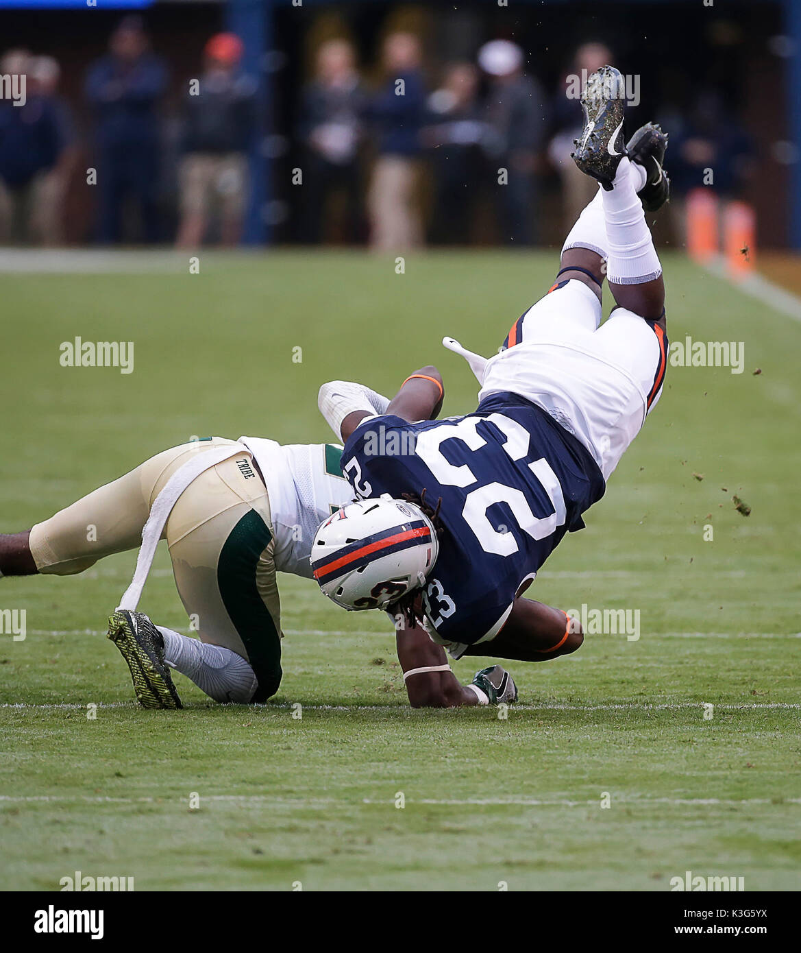 Charlottesville, Virginia, Stati Uniti d'America. 2 Sep, 2017. Università della Virginia Cavalier WR #23 Warren Craft è terminato dopo aver effettuato una dichiarazione delle catture durante il NCAA Football gioco tra l'Università della Virginia Cavaliers e il William & Mary tribù a Scott Stadium di Charlottesville, Virginia. Justin Cooper/CSM/Alamy Live News Foto Stock