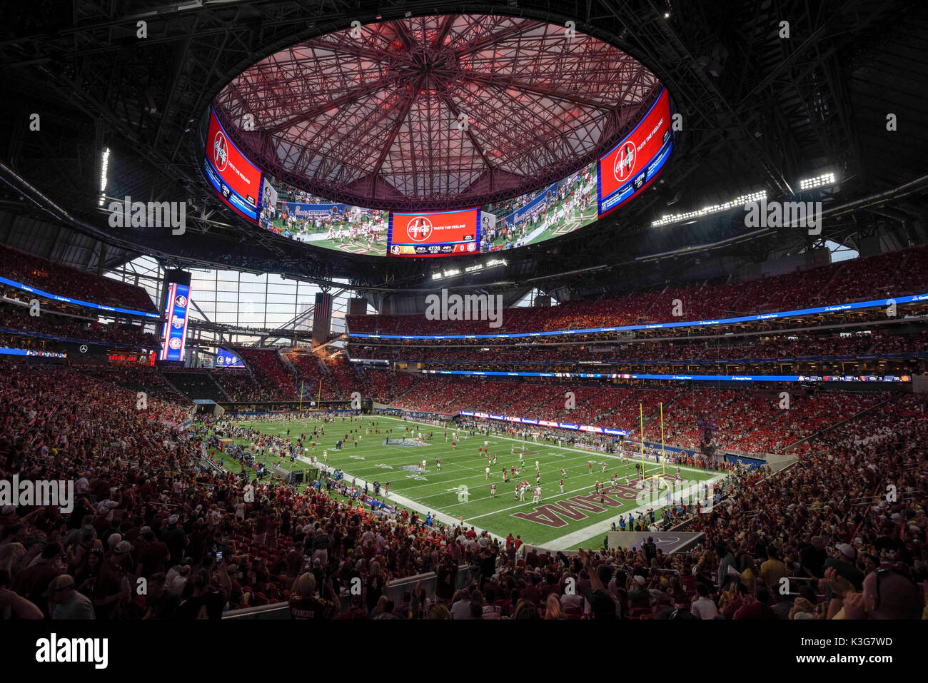 Atlanta, Florida, Stati Uniti d'America. 2 Sep, 2017. CHRIS URSO | Orari.Florida State Seminoles e Alabama Crimson Tide ventole cominciano a riempire la nuova Mercedes Benz Stadium davanti a loro partita di sabato, Sett. 02, 2017 in Atlanta. Credito: Chris Urso/Tampa Bay volte/ZUMA filo/Alamy Live News Foto Stock