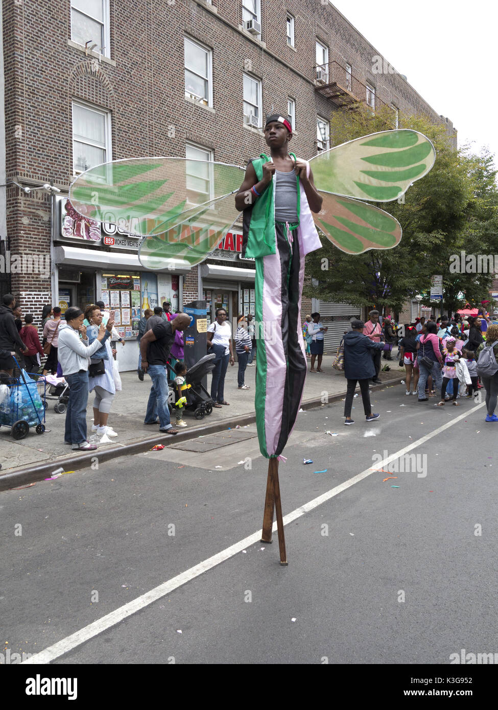 Brooklyn, Stati Uniti d'America. Il 2 settembre, 2017. Stilt walker al cinquantesimo Caraibi annuale Junior Carnival di Brooklyn, Stati Uniti d'America. Credito: Ethel Wolvovitz/Alamy Live News Foto Stock