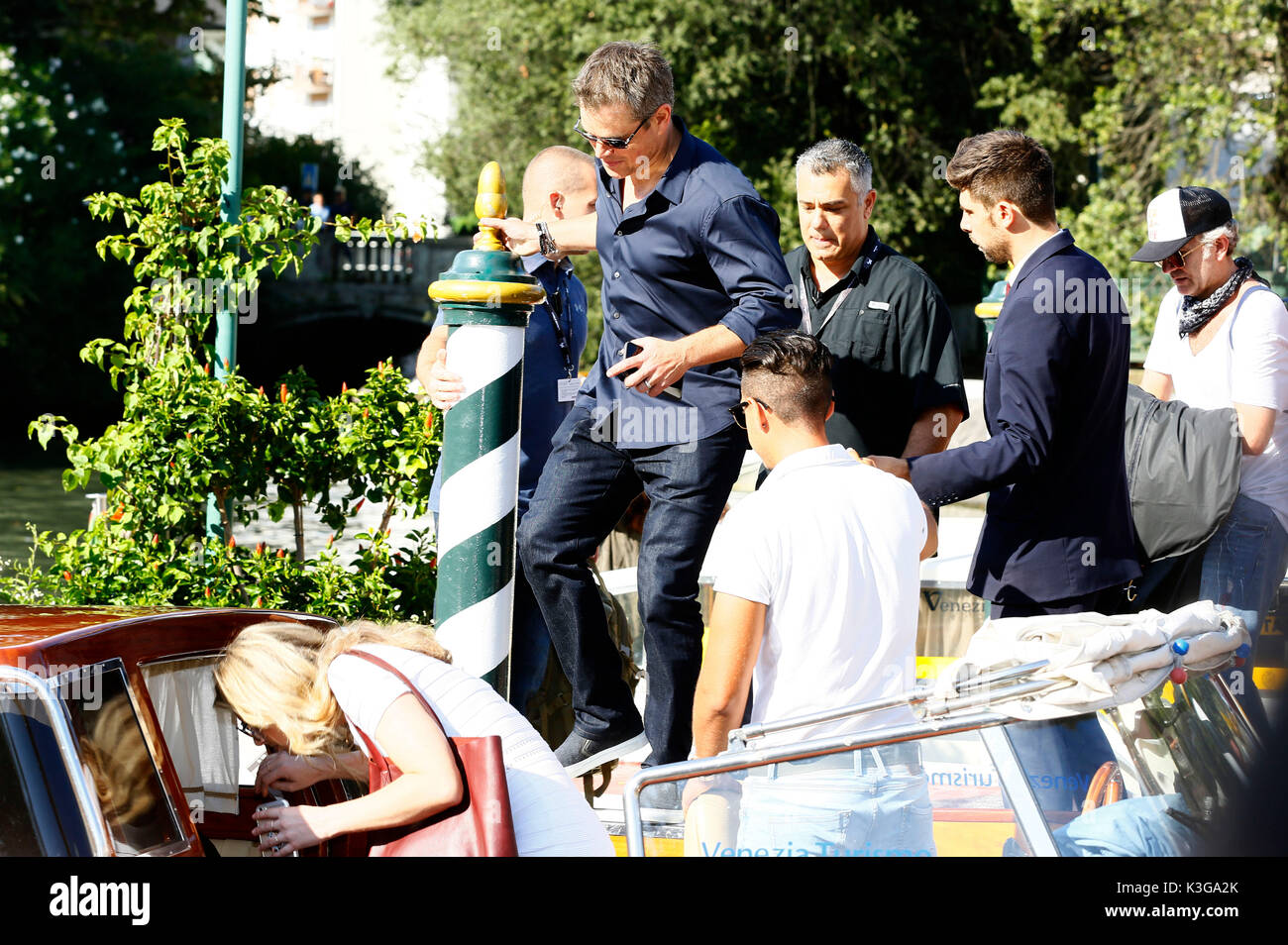 Matt Damon è visto lasciare l'hotel excelsior dopo concedere interviste durante la 74a Mostra del Cinema di Venezia il 01 settembre 2017 a Venezia, Italia Foto Stock