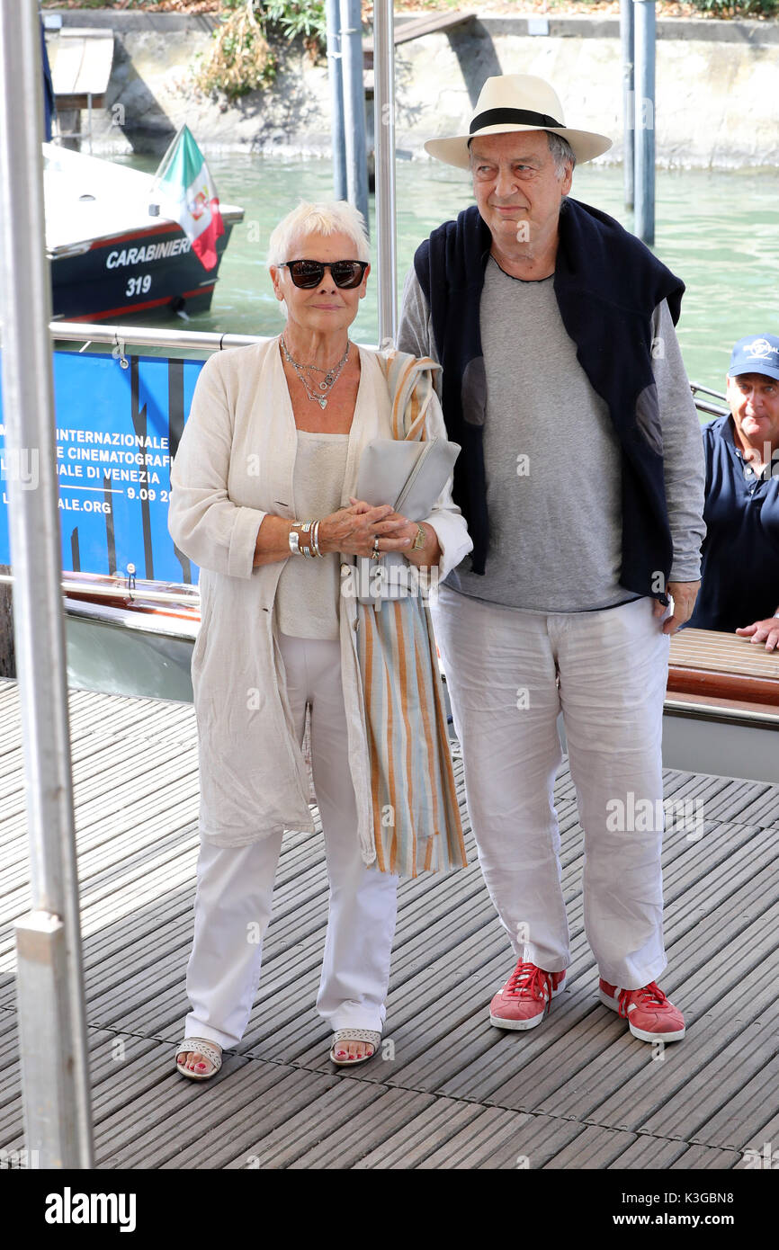 Venezia, Italia. 3 Sep, 2017. Judi Dench e Stephen Frears sono visti durante la 74a Mostra del Cinema di Venezia il 1 settembre 2017 a Venezia, Italia. Credito: Graziano Quaglia/Alamy Live News Foto Stock