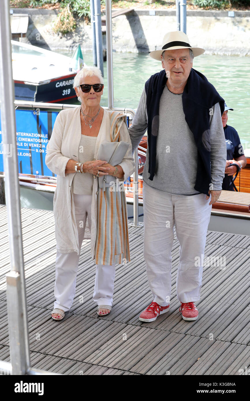 Venezia, Italia. 3 Sep, 2017. Judi Dench e Stephen Frears sono visti durante la 74a Mostra del Cinema di Venezia il 1 settembre 2017 a Venezia, Italia. Credito: Graziano Quaglia/Alamy Live News Foto Stock