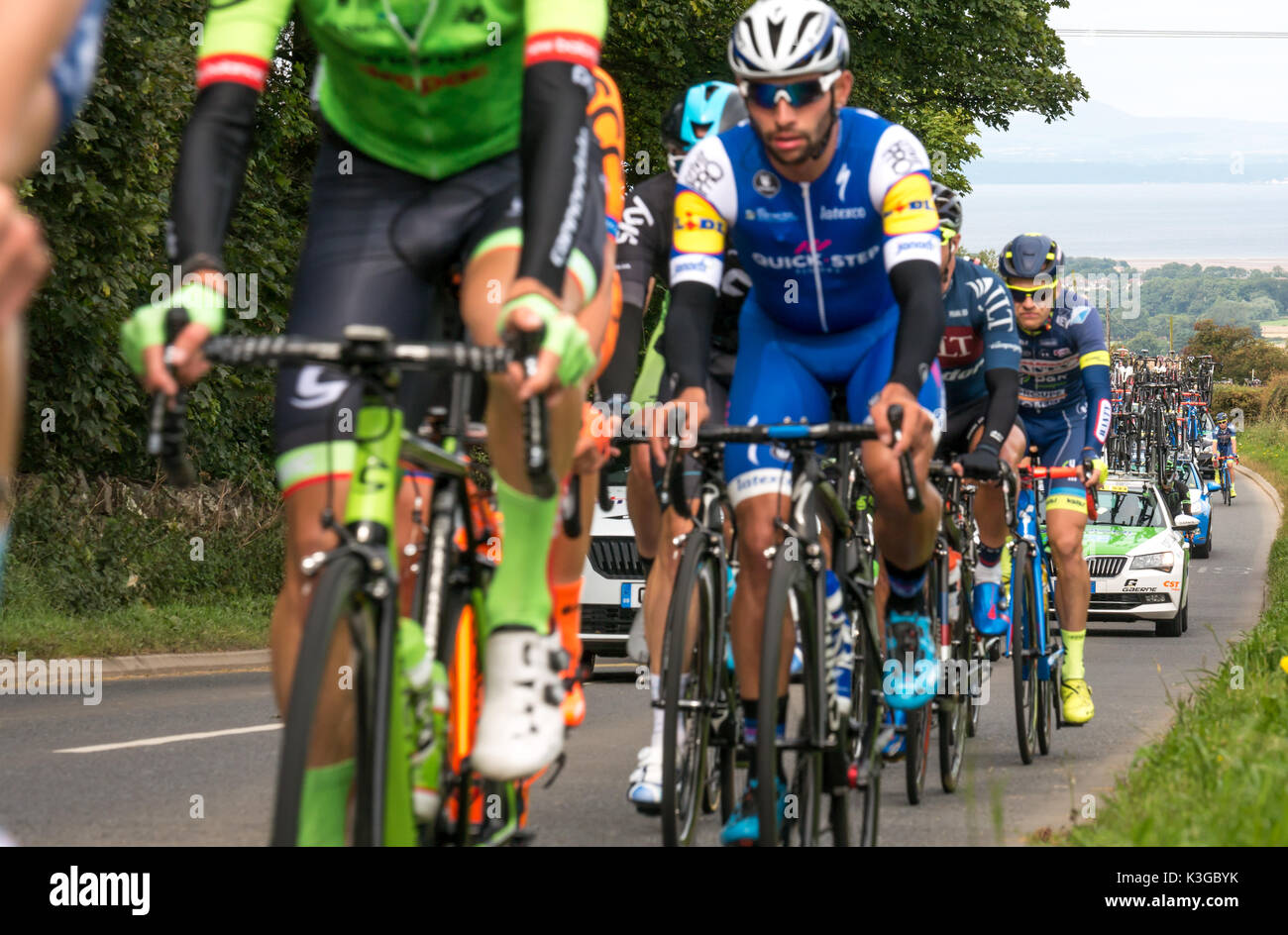 East Lothian, Scozia, Regno Unito, 3 settembre 2017. Il corpo principale dei ciclisti nel Tour of Britain Stage 1, evento ciclistico che passa sopra Byres Hill Foto Stock