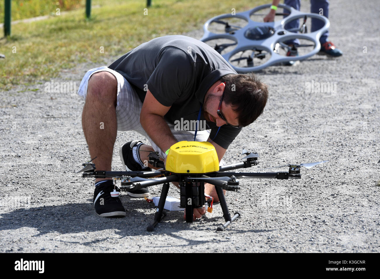 Un drone pilota al 'Dronemasters Dronathon' prepara il suo multicopter drone a Berlino, Germania, 3 settembre 2017. Foto: Maurizio Gambarini/dpa Foto Stock