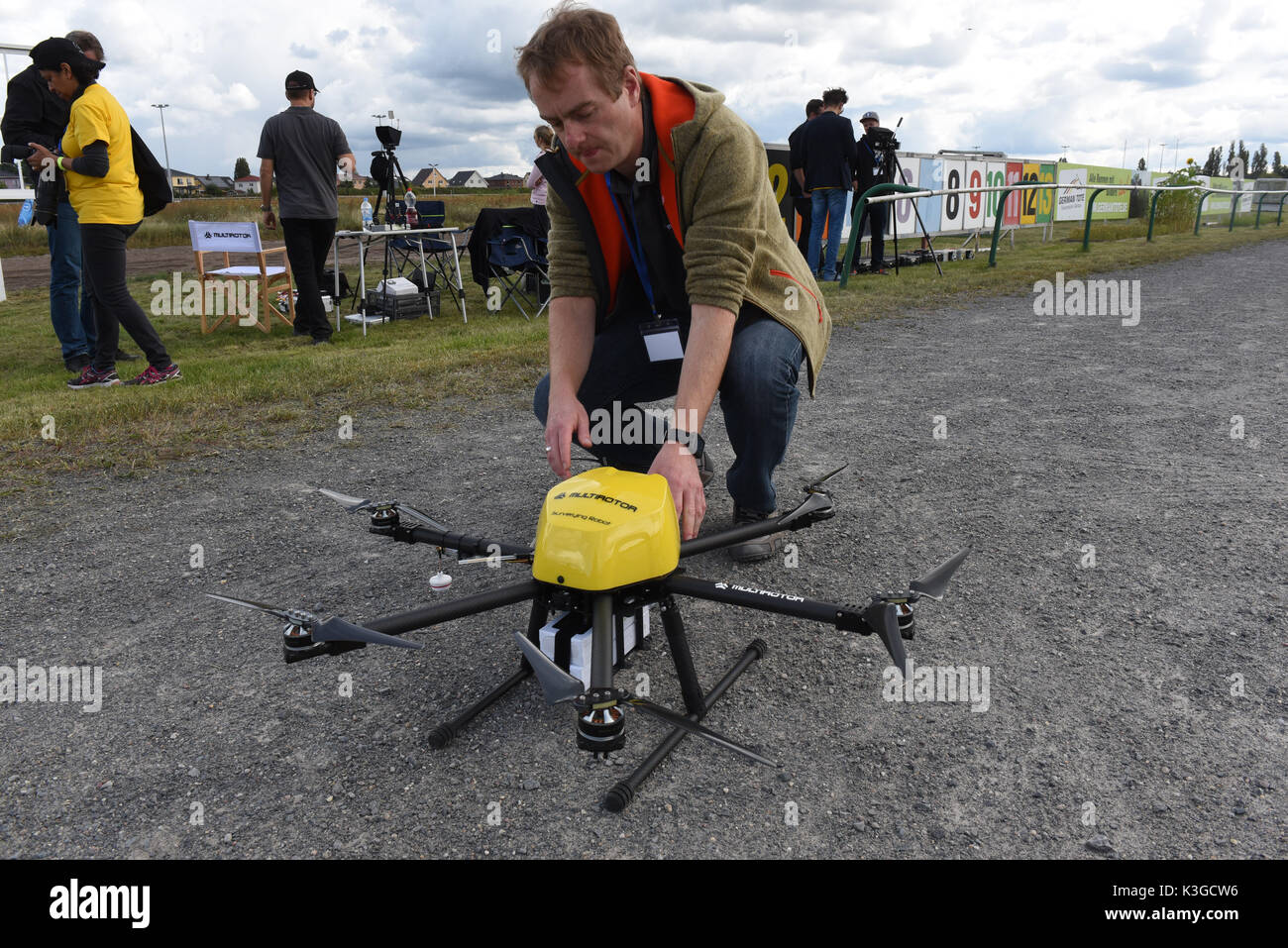 Berlino, Germania. 3 Sep, 2017. Un drone pilota al 'Dronemasters Dronathon' prepara il suo multicopter drone a Berlino, Germania, 3 settembre 2017. Foto: Maurizio Gambarini/dpa/Alamy Live News Foto Stock