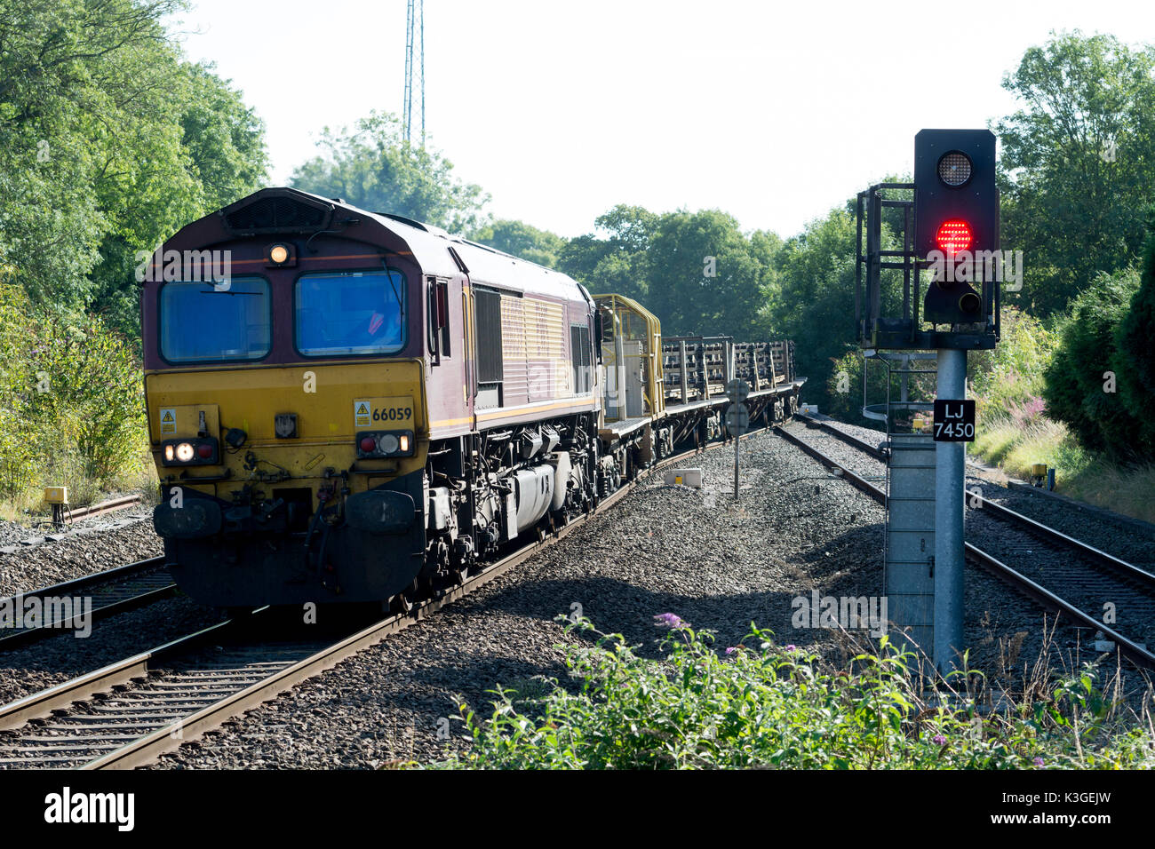 Una classe 66 locomotiva diesel tirando un engineering con il treno alla stazione di Hatton, Warwickshire, Regno Unito Foto Stock