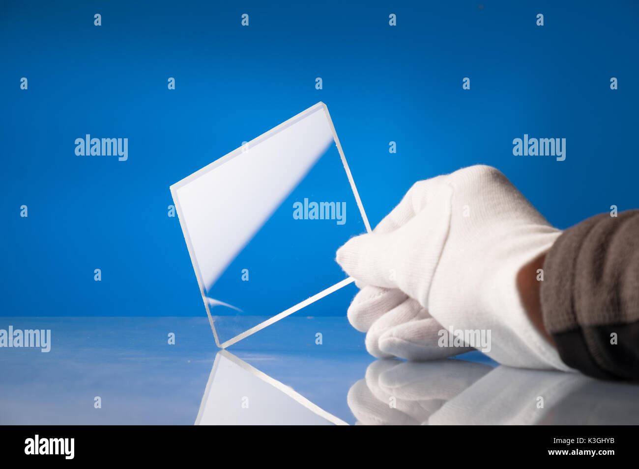 Vetro antiproiettile nel laboratorio di ottica. Controllare le proprietà ottiche del vetro temprato Foto Stock