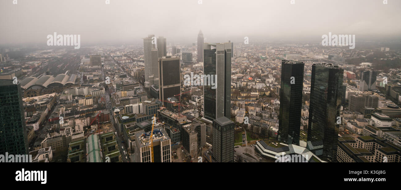 Francoforte, Germania - Dicembre 2016: Francoforte vista aerea a nebbioso giorno Foto Stock