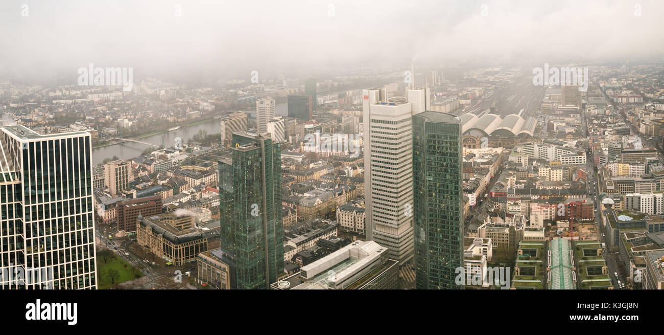 Francoforte, Germania - Dicembre 2016: Francoforte vista aerea a nebbioso giorno Foto Stock