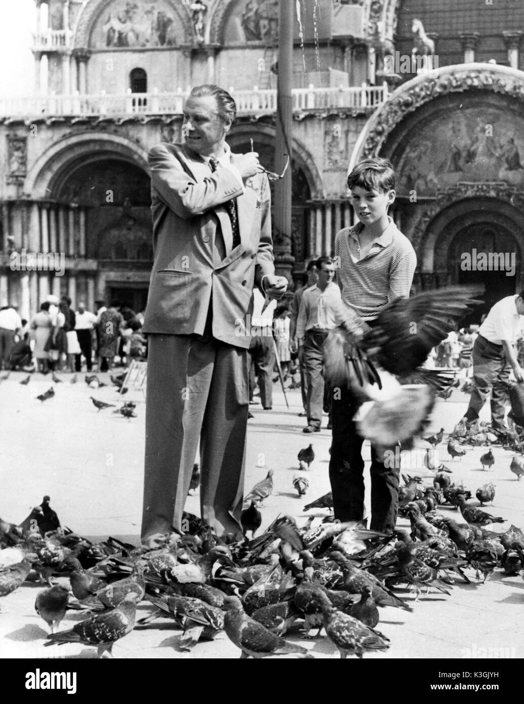 SIR Carol Reed e suo figlio MAX IN PIAZZA SAN MARCO VENEZIA SETTEMBRE 1961 Foto Stock