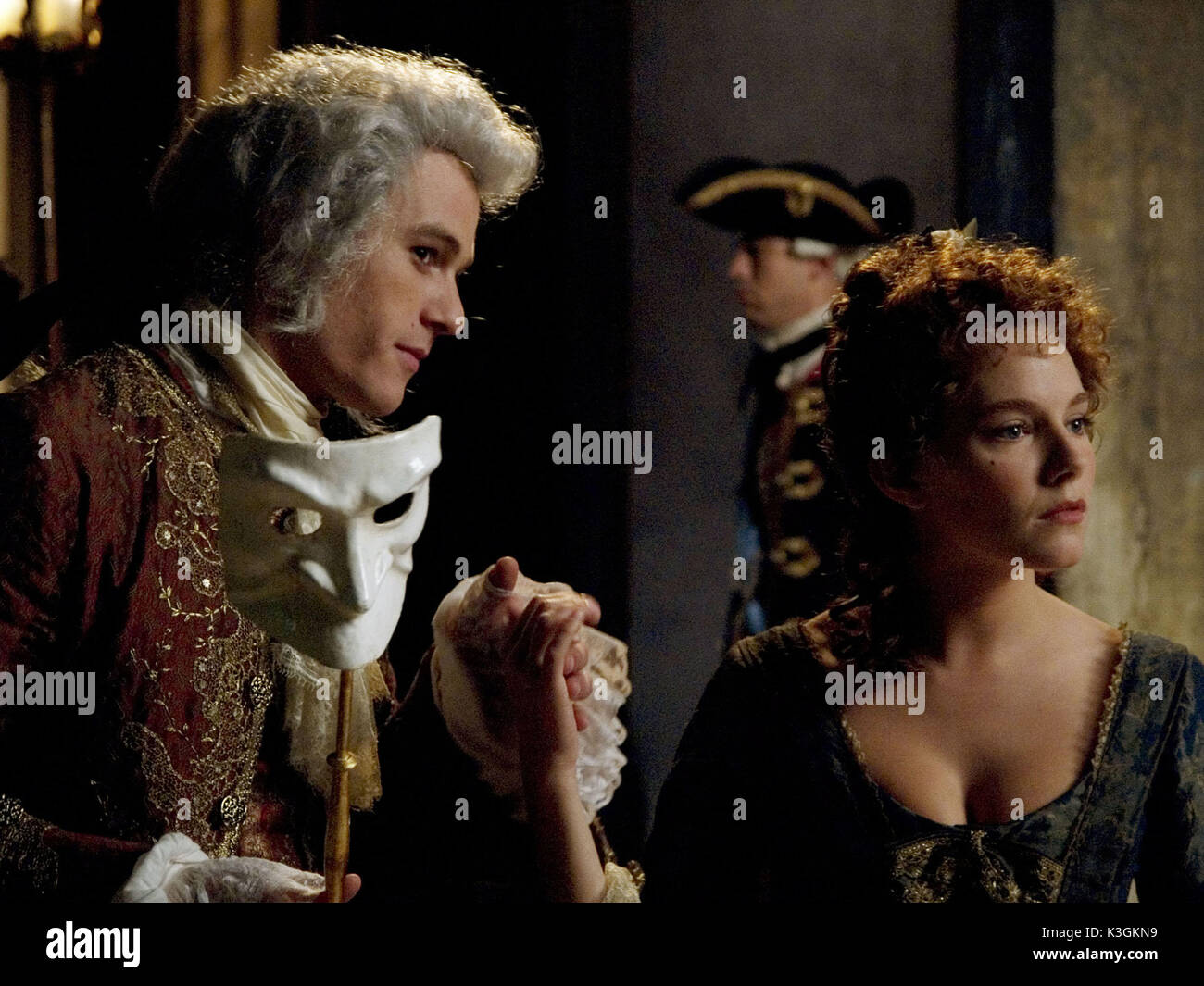 Casanova (LEDGER DI HEATH) e Francesca (SIENNA MILLER) in una scena di CASANOVA, diretta da Lasse Hallstrom. Distribuito da Buena Vista International. QUESTO MATERIALE PUÒ ESSERE LEGALMENTE UTILIZZATO SU TUTTI I MEZZI DI COMUNICAZIONE, AD ECCEZIONE DI INTERNET, SOLO PER PROMUOVERE L'USCITA DEL FILM CASANOVA DURANTE LE FINESTRE PROMOZIONALI DEL FILM. PER L'UTILIZZO DI INTERNET È NECESSARIO IL PREVIO CONSENSO SCRITTO DI TOUCHSTONE PICTURES. QUALSIASI ALTRO USO, RIUTILIZZO, DUPLICAZIONE O PUBBLICAZIONE DI QUESTO MATERIALE È SEVERAMENTE VIETATO SENZA IL CONSENSO SCRITTO ESPLICITO DELLE IMMAGINI TOUCHSTONE. E POTREBBE RESU Foto Stock