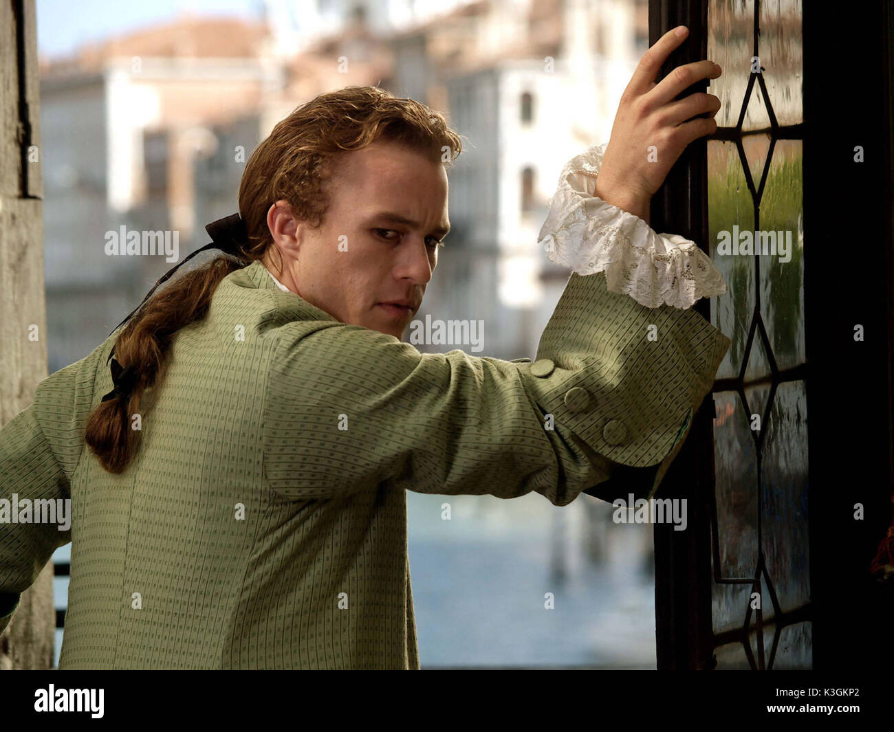 Heath Ledger interpreta il leggendario amante, CASANOVA. Distribuito da Buena Vista International. NON PER L'USO SU INTERNET. APPROVATO SOLO PER LA STAMPA. QUESTO MATERIALE PUÒ ESSERE LEGALMENTE UTILIZZATO SU TUTTI I MEZZI DI COMUNICAZIONE, AD ECCEZIONE DI INTERNET, SOLO PER PROMUOVERE L'USCITA DEL FILM CASANOVA DURANTE LE FINESTRE PROMOZIONALI DEL FILM. PER L'UTILIZZO DI INTERNET È NECESSARIO IL PREVIO CONSENSO SCRITTO DI TOUCHSTONE PICTURES. QUALSIASI ALTRO USO, RIUTILIZZO, DUPLICAZIONE O PUBBLICAZIONE DI QUESTO MATERIALE È SEVERAMENTE VIETATO SENZA IL CONSENSO SCRITTO ESPLICITO DELLE IMMAGINI TOUCHSTONE. E POTREBBE PORTARE A ME Foto Stock