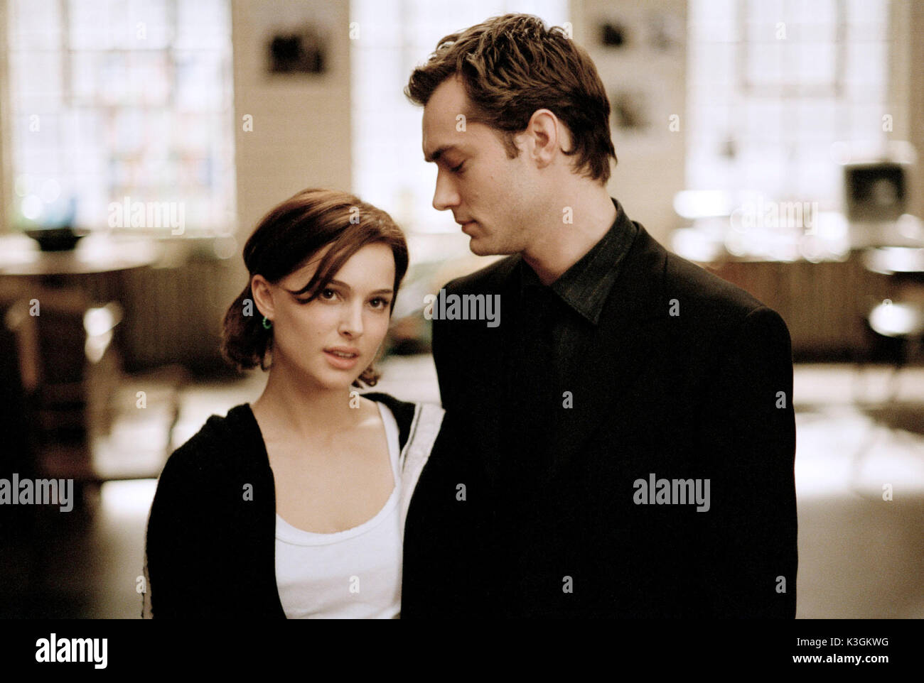 Più vicino a Natalie Portman come Alice, Jude Law come Dan data: 2004 Foto Stock