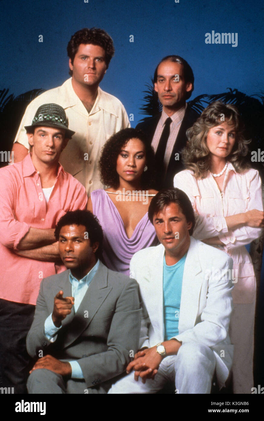 MIAMI VICE MICHAEL TALBOTT, GREGORY SIERRA, [?], Don Johnson e Philip Michael Thomas, JOHN DIEHL [center] OLIVIA BROWN Foto Stock