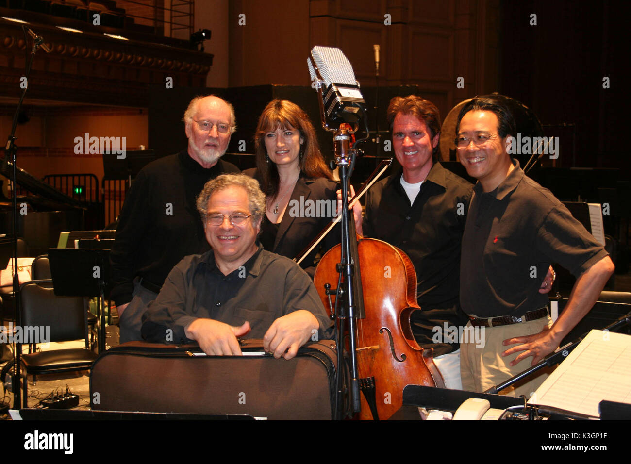 Dietro le quinte - da sinistra a destra - compositore JOHN WILLIAMS, violinista ITZHAK PERLMAN, Koto Player, ISHIGURE MASAYO, direttore ROB MARSHALL e violoncellista Yo-Yo ma di Memoirs of a Geisha. MEMOIRS OF A GEISHA è interpretato da Ziyi Zhang, Gong li, Michelle Yeoh e Ken Watanabe ed è diretto da Rob Marshall. **TUTTE LE IMMAGINI SONO DI PROPRIETÀ DI SONY PICTURES ENTERTAINMENT INC. SOLO PER USO PROMOZIONALE. LA VENDITA, LA DUPLICAZIONE O IL TRASFERIMENTO DI QUESTO MATERIALE SONO SEVERAMENTE VIETATI. Distribuito da Buena Vista International. MEMORIE DI Una GEISHA da sinistra a destra - compositore JOHN WILLIAMS, violinista ITZHAK PERLMAN, Ko Foto Stock