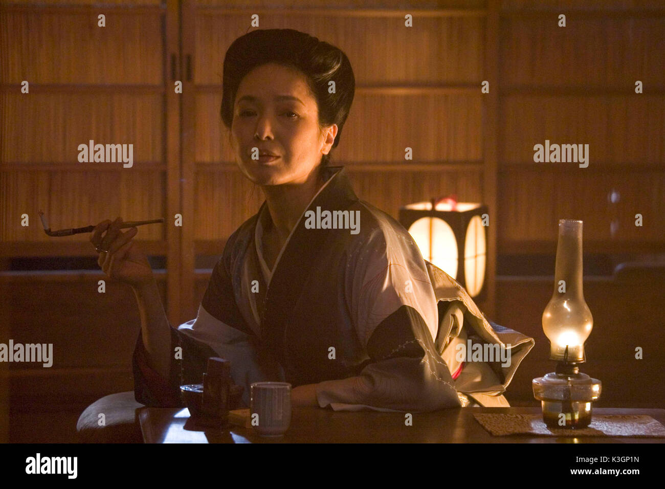 Memorie di una geisha stelle Ziyi Zhang, Gong Li, Michelle Yeoh, e Ken Watanabe ed è diretto da Rob Marshall. **Tutte le immagini sono di proprietà di Sony Pictures Entertainment Inc. Per uso promozionale solo. Vendita, duplicazione o trasferimento di questo materiale è rigorosamente proibito. Distribuito da Buena Vista International. Memorie di una geisha data: 2005 Foto Stock