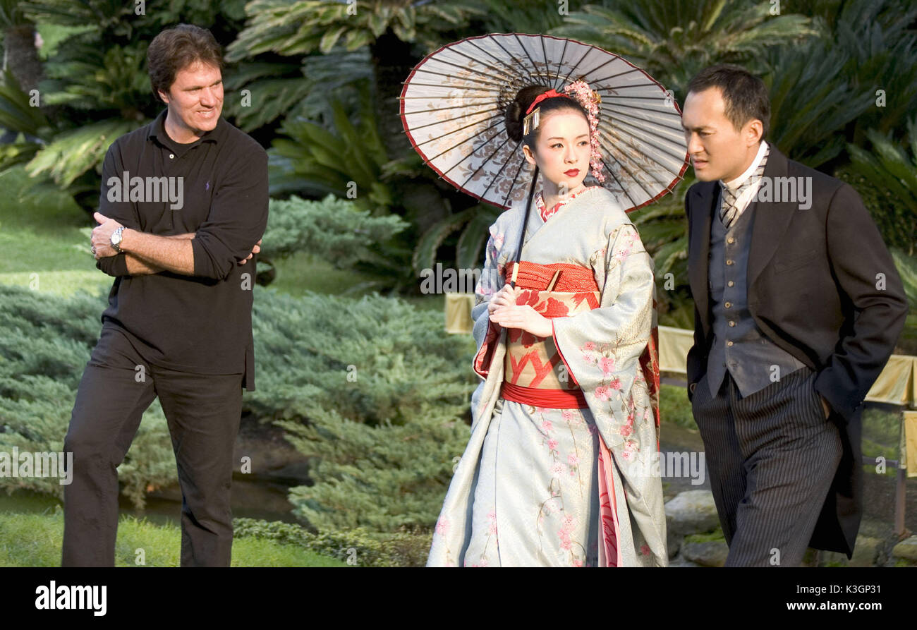 Il regista Rob Marshall con Ziyi Zhang e Ken Watanabe sul set di Memoirs of a Geisha **TUTTE LE IMMAGINI SONO DI PROPRIETÀ DI SONY PICTURES ENTERTAINMENT INC SOLO PER USO PROMOZIONALE. LA VENDITA, LA DUPLICAZIONE O IL TRASFERIMENTO DI QUESTO MATERIALE SONO SEVERAMENTE VIETATI. Distribuito da Buena Vista International. MEMORIE DI Una GEISHA il regista Rob Marshall con Ziyi Zhang e Ken Watanabe sul set il regista Rob Marshall con Ziyi Zhang e Ken Watanabe sul set di Memoirs of a Geisha **TUTTE LE IMMAGINI SONO DI PROPRIETÀ DI SONY PICTURES ENTERTAINMENT INC SOLO PER USO PROMOZIONALE. VENDITA, DUPLICAZIONE Foto Stock