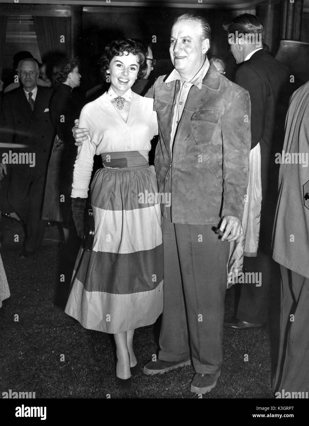 L'attrice EUNICE GAYSON è salutato dal Managing Director di Columbia Pictures Corporation, Mike FRANKOVICH, che è stato ospite ad una celebrità anteprima di gala di Columbia il nuovo film di picnic presso il Teatro Odeon Leicester Square, Londra. Foto Stock