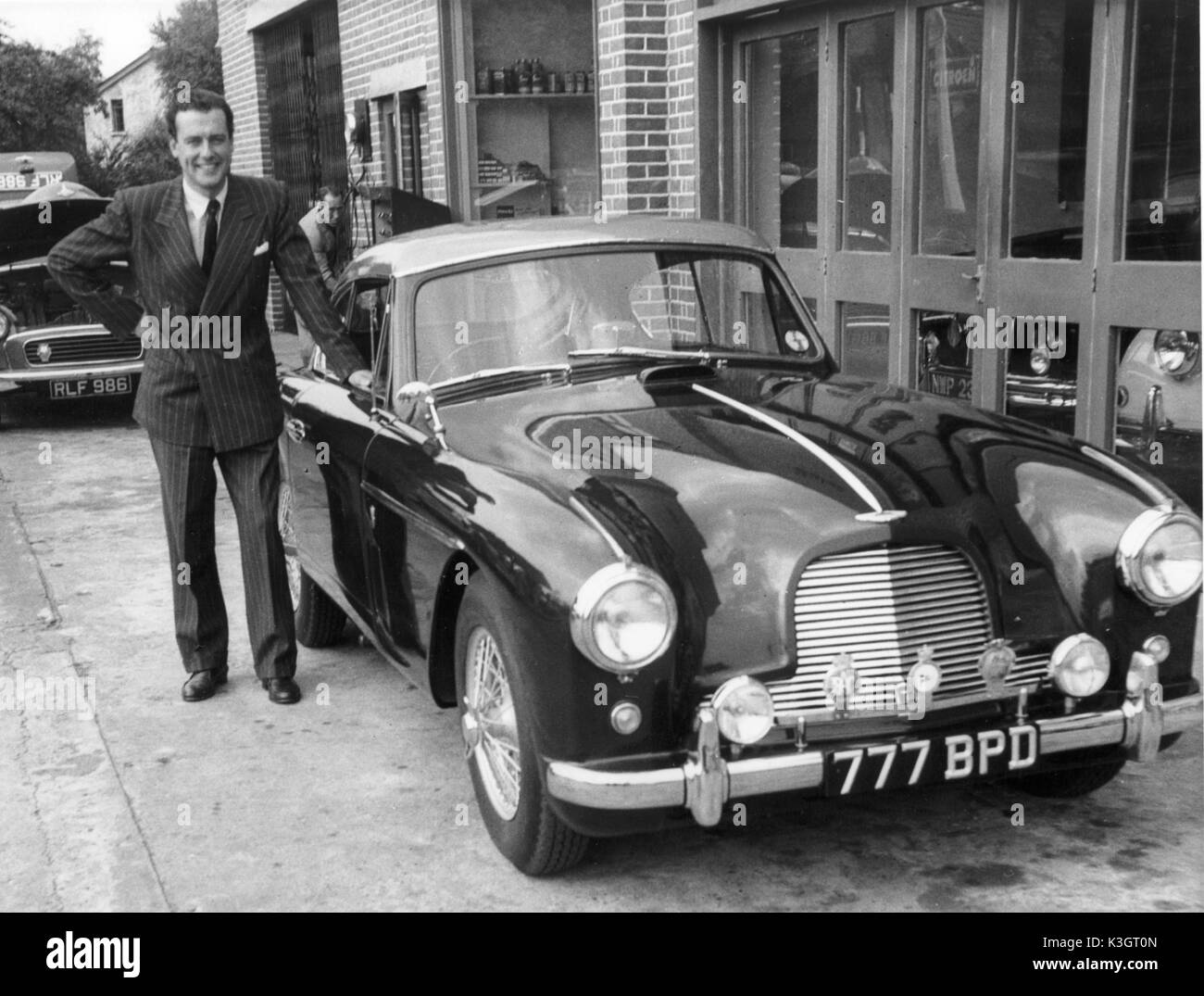 RICHARD GREENE con il suo 2956 MARK II ASTON MARTIN DB2-4 SALOON Foto Stock