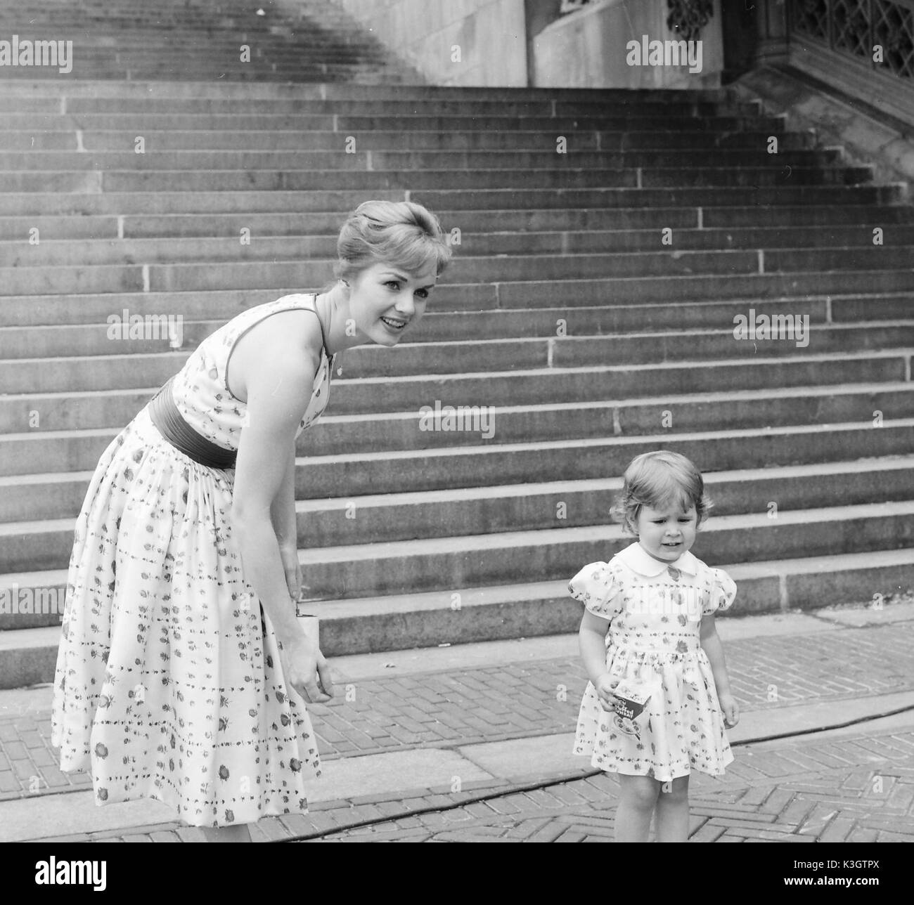 L'attrice Debbie Reynolds con sua figlia CARRIE dal matrimonio ad attore Eddie Fisher, nel Central Park di New York. Foto Stock