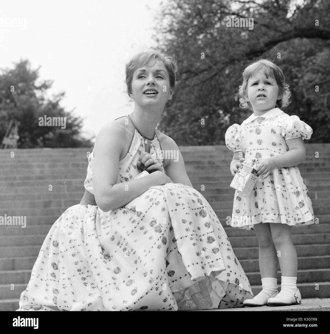 L'attrice Debbie Reynolds con sua figlia CARRIE dal matrimonio ad attore Eddie Fisher, nel Central Park di New York. c1960 Foto Stock