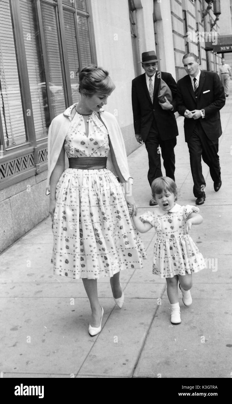 L'attrice Debbie Reynolds con sua figlia CARRIE dal matrimonio ad attore Eddie Fisher, in New York c1960 Foto Stock