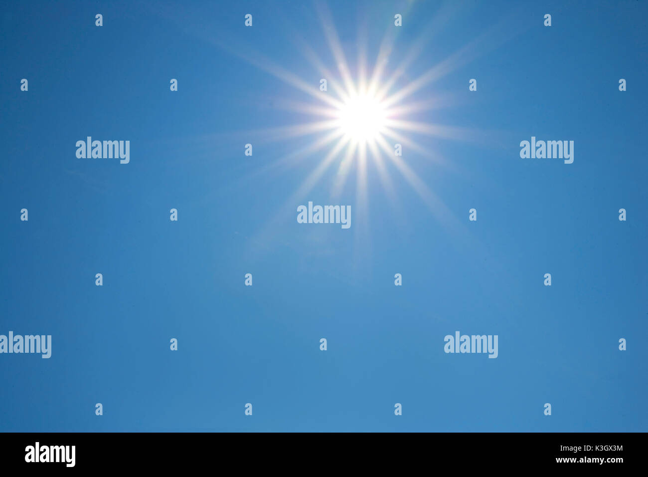 Il sole nel cielo blu Foto Stock