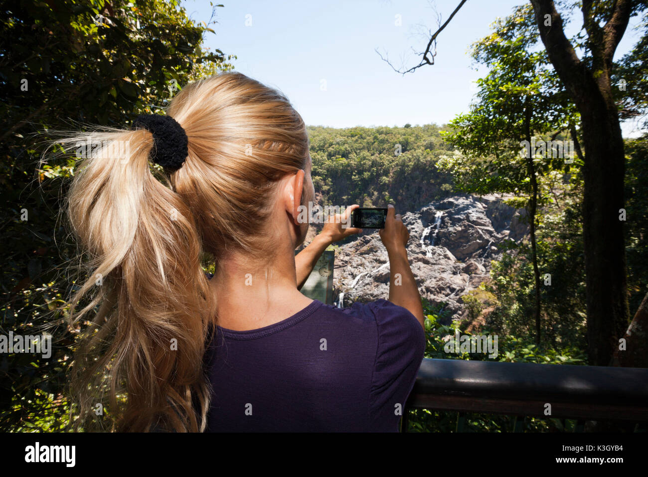 Turistica prendendo immagini di Barron Falls cascata, Kuranda, Cairns, Australia Foto Stock