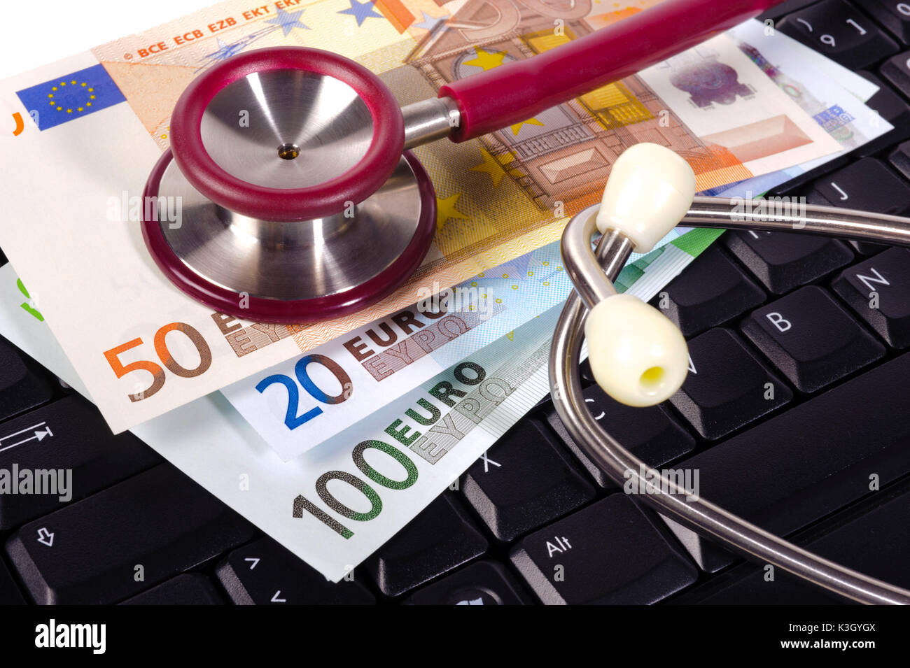 Le spese per la sanità come un icona vicino euronotes e stetoscopio Foto Stock