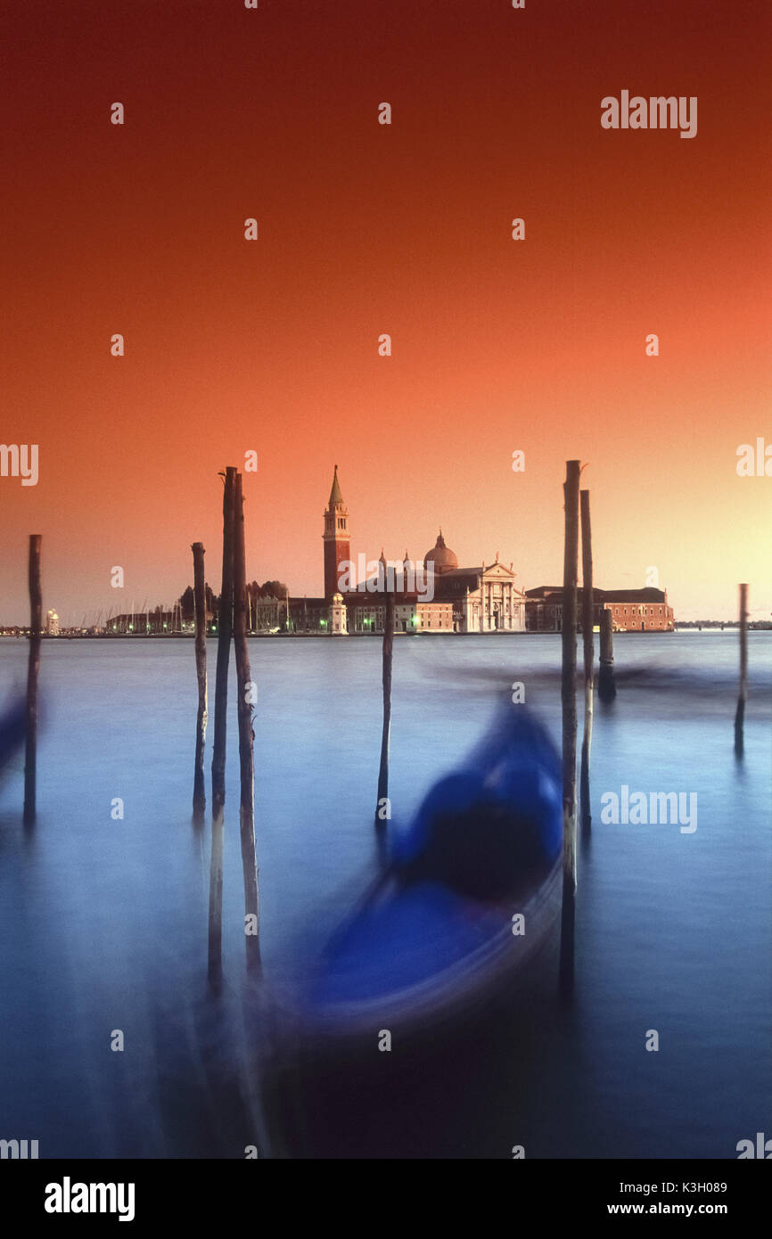 Italia Veneto Venezia tramonto con gondola e sullo sfondo l'isola di San Giorgio con la chiesa di San Giorgio Foto Stock