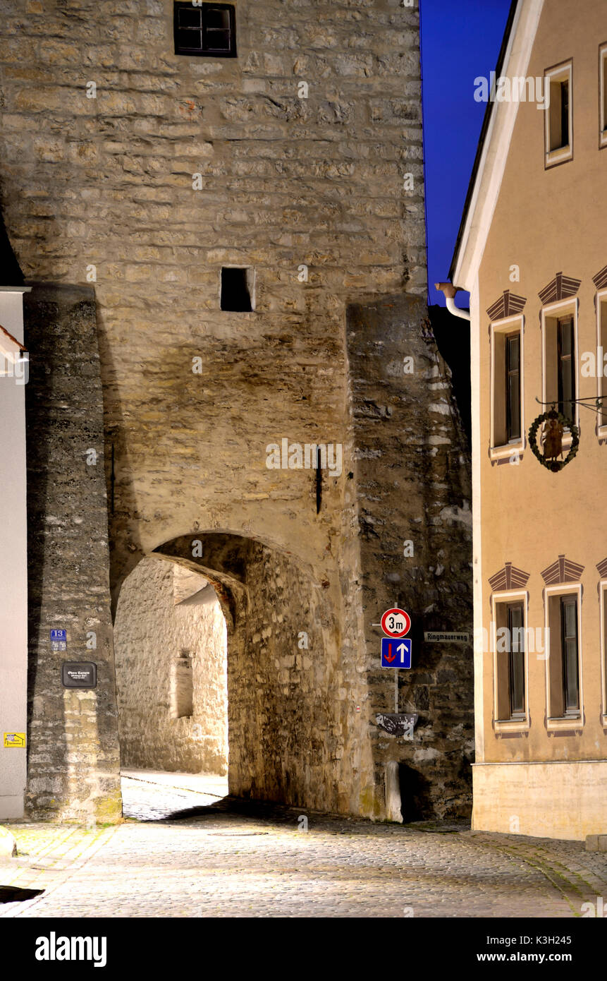 Berching, Città Vecchia vicino town gate di notte Foto Stock