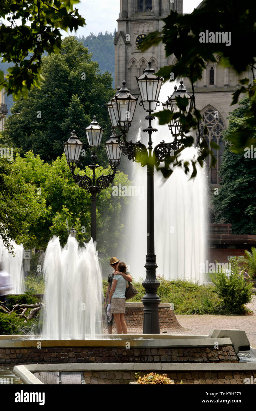 Baden-Baden, innamorati al parco sulla Augustaplatz Foto Stock