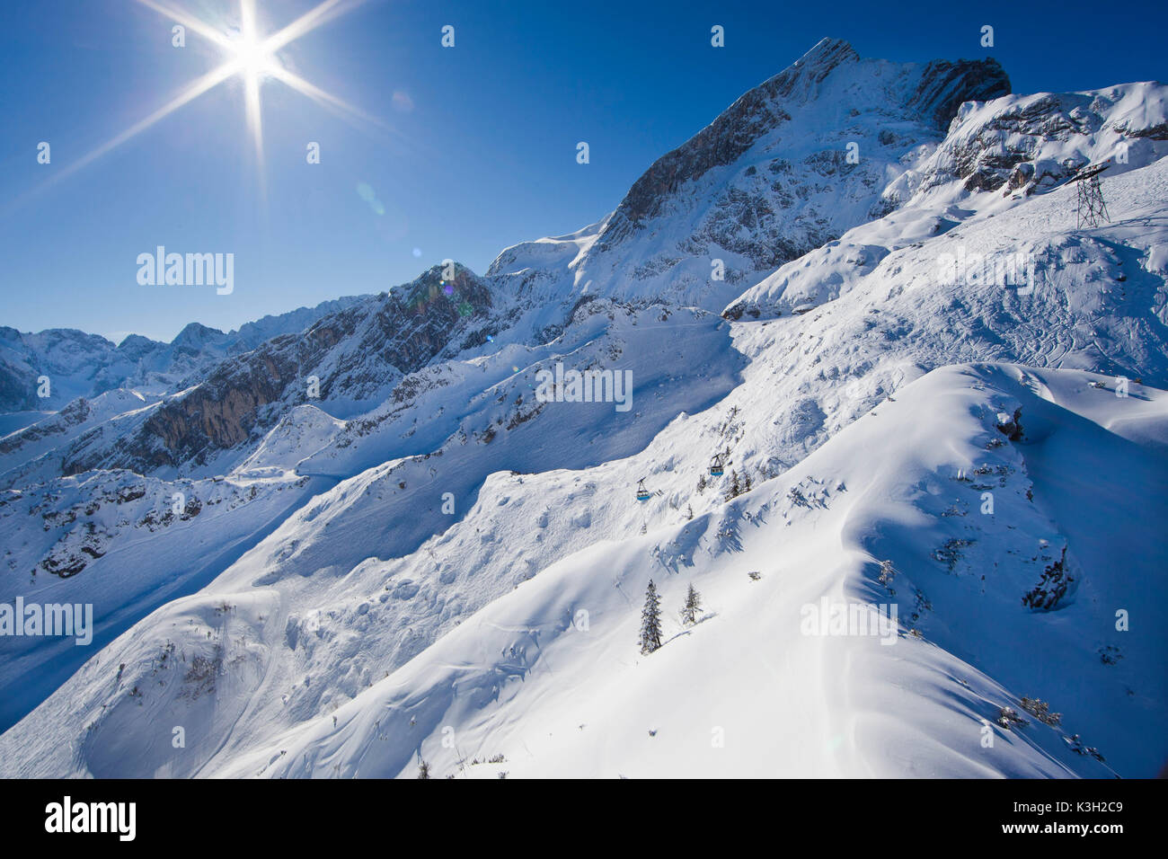 Paesaggio invernale con Alpspitze, Garmisch-Partenkirchen, alta alp ferroviarie, vertice, fotografia aerea, in Germania, in Baviera, Baviera, alpi bavaresi, Werdenfelser Land, regione Zugspitze Foto Stock