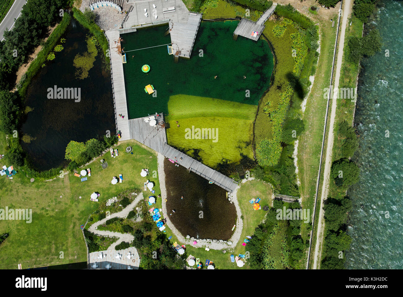 Vasca da bagno lago, natura formano, bacino d'acqua, acqua stagni, piscina esterna, Sand in Taufers, Sud Tirolo, fotografia aerea, Italia Foto Stock