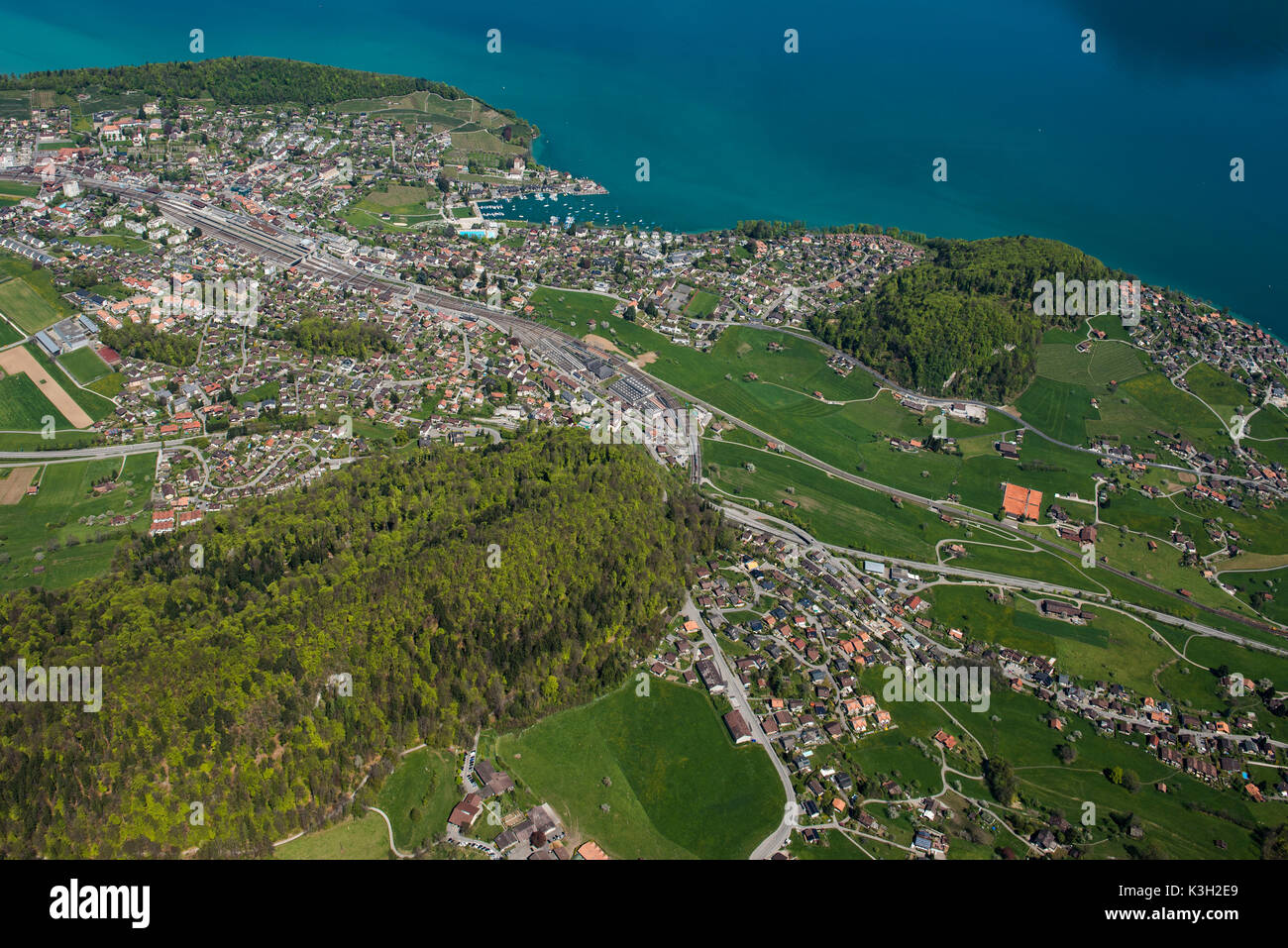 Thunersee, Spiez, fotografia aerea, stazione ferroviaria, porto di vela, bagno bay, l'Oberland Bernese, Svizzera Foto Stock