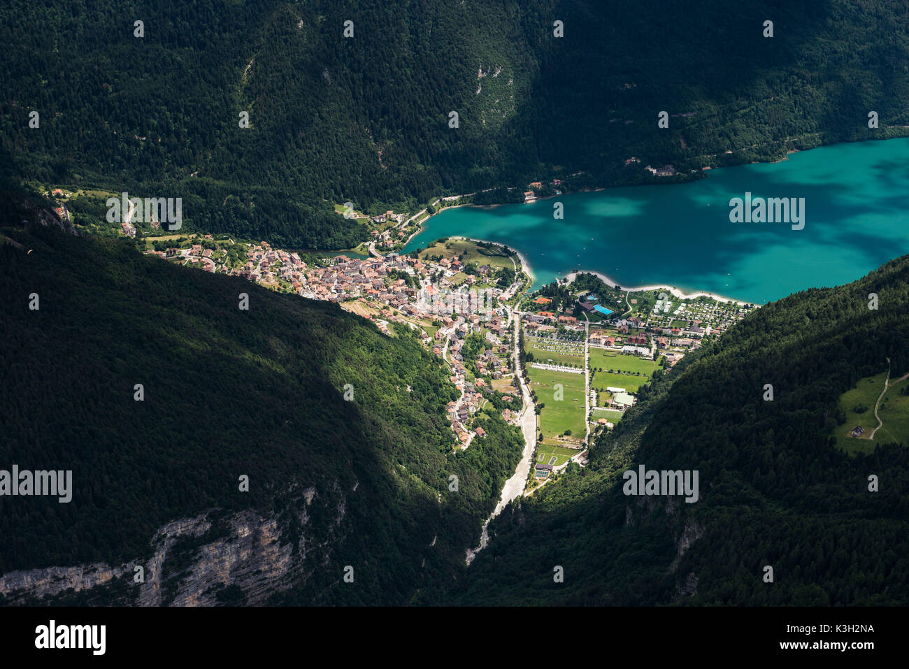 Chiudere Molvenersee Molveno, bagno shore, camping al lago, montagna legno, fotografia aerea, Trentino, Italia Foto Stock