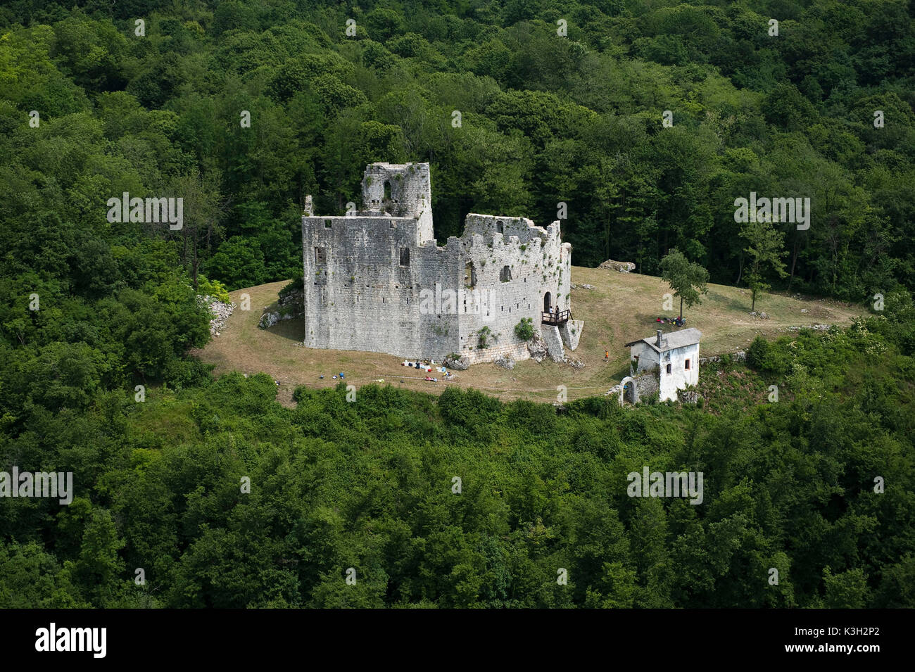 Meduno, castello in rovina il legno di montagna, fotografia aerea, Veneto, Italia Foto Stock