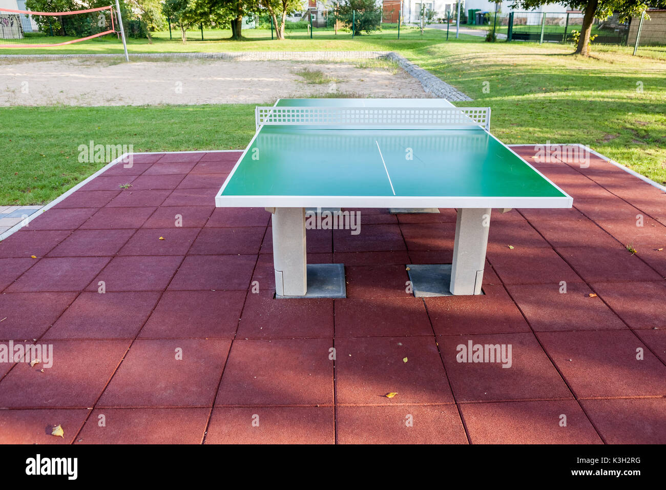 In un parco vi è un tavolo da ping pong per il ping pong per giocare Foto  stock - Alamy