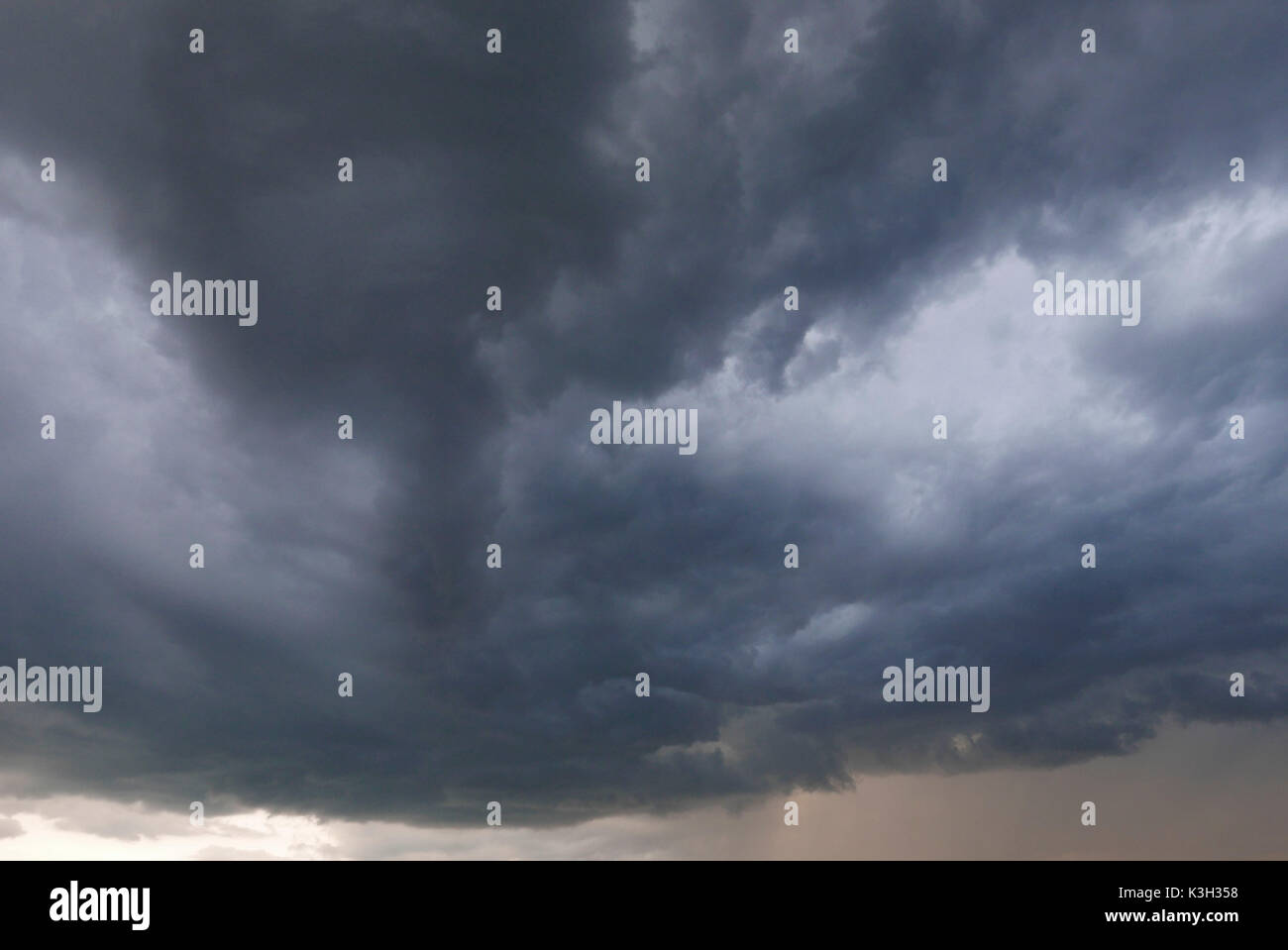Thundery anteriore, cloud in moto la sera di un appiccicoso-caldo giorno d'estate, Foto Stock