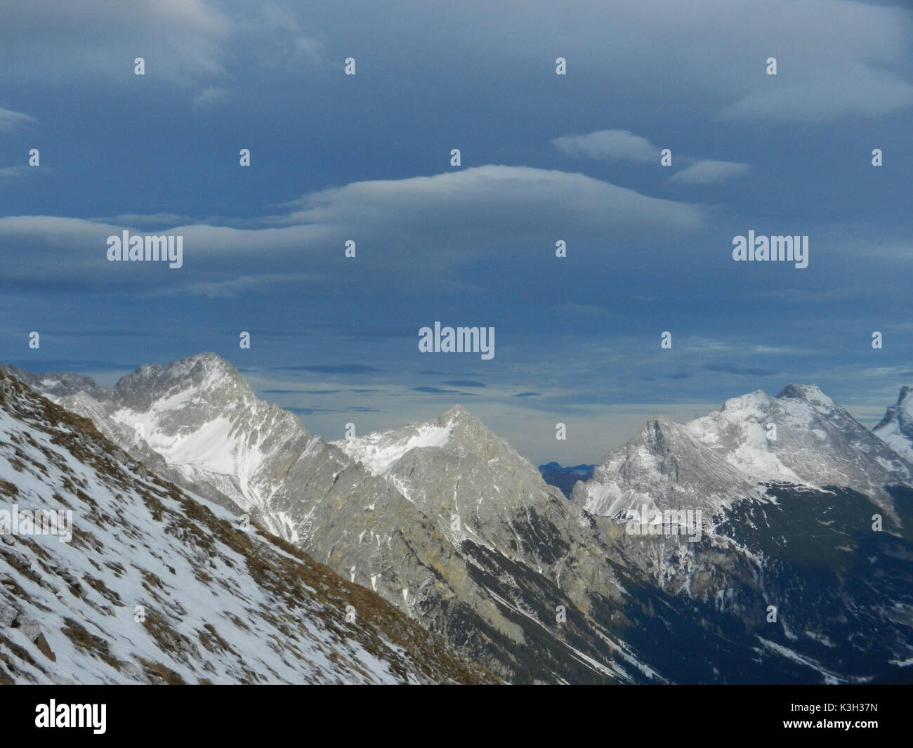 Foehn (wind) umore, la prima neve su Karwendeltal, vista di Brunnsteinspitze su Hochkarspitze, Östliche Karwendelspitze, Foto Stock