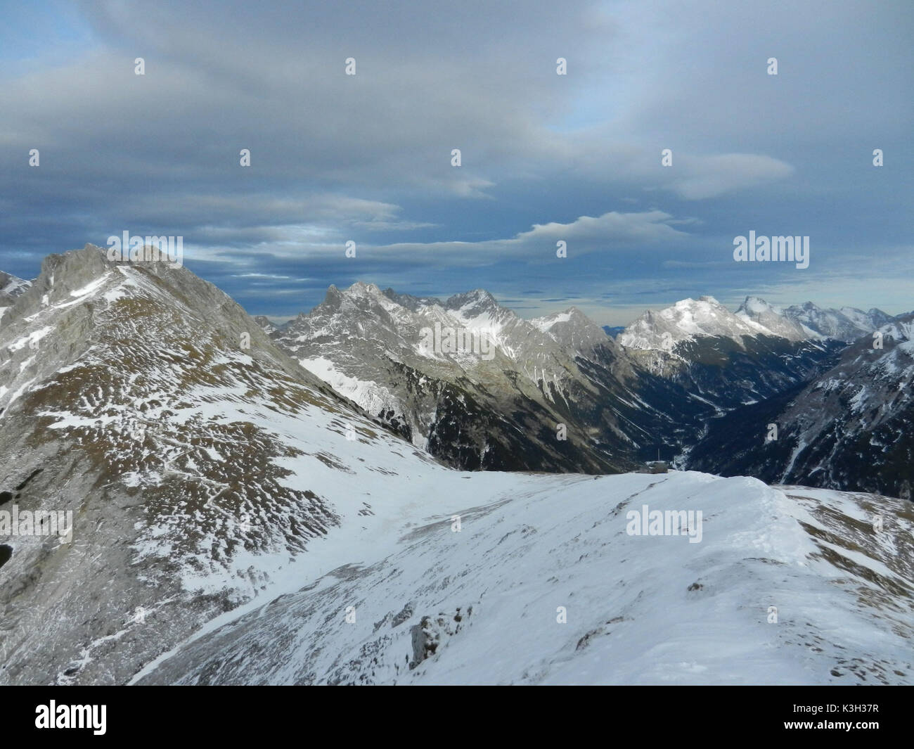 Foehn (wind) umore, la prima neve su Karwendeltal, vista di Rotwandlspitze sulla parte settentrionale di Karwendel mountain range, al primo piano e Kirchlspitze Tirol capanna, Foto Stock