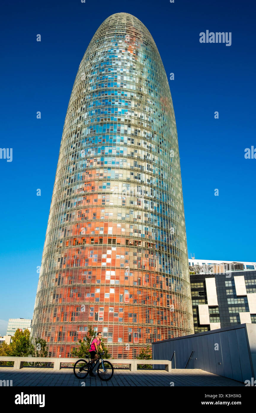 La Torre Agbar, progettato dall'architetto Jean Nouvel. L'edificio si trova nella rinnovata area di Poble Nou, noto come 22 @. Barcellona, in Catalogna, Spagna Foto Stock