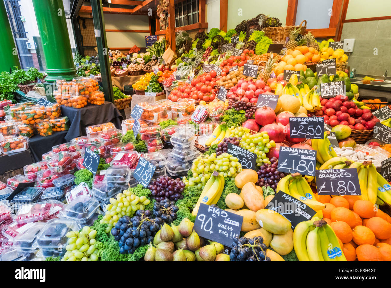 Inghilterra, Londra, Southwark, Borough Market, Display di frutta Foto Stock